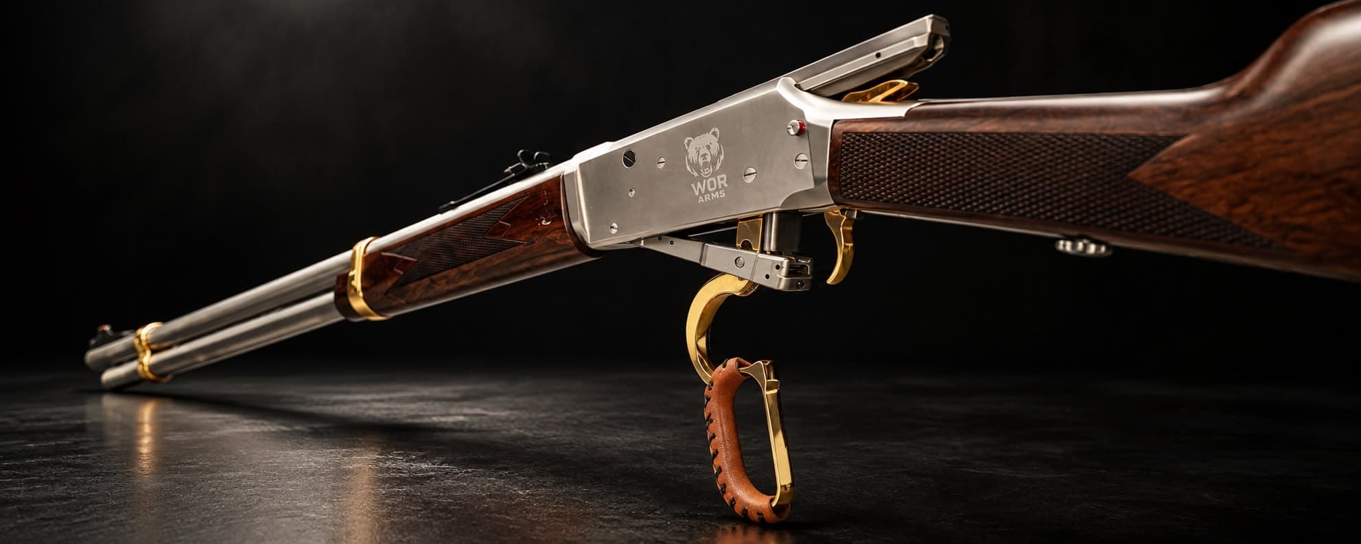 Levyesi açık Lever Action: deri kaplı levye ve altın renkli tetik